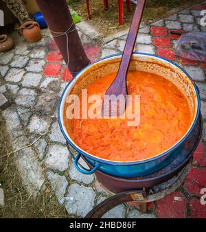 Stiring piatto tradizionale di aivars in una grande ciotola in Macedonia a casa Foto Stock