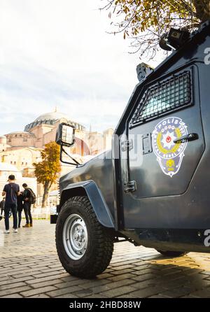 Istanbul, Turchia - 25th novembre 2021: Veicolo corazzato Polis in servizio nella zona di Sultanahmet con turisti e musei in background. Sicurezza Foto Stock