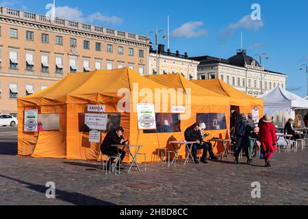 Caffetteria con tenda arancione a Kauppatori o Piazza del mercato a Helsinki, Finlandia Foto Stock