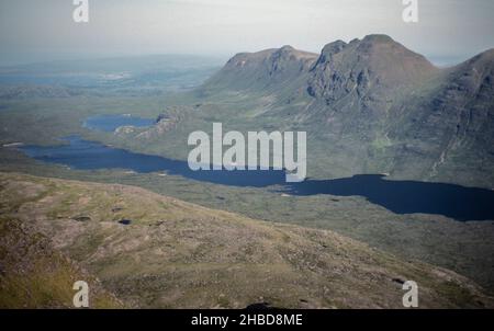 Immagine dell'archivio, 1990: Traverso di Beinn Alligin a Torridon, immagine verso Loch a Bhealaich e la montagna Baosbheinn, Foresta di Shieldaig. Il Loch più piccolo un Ghobhainn attaccato al Loch più grande. Vista distante del villaggio di Gairloch su Loch Gairloch (in alto a sinistra). Scansione da 35mm lucidi Foto Stock