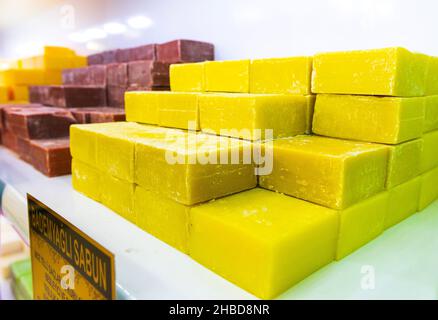 Souvenir di giallo, arancio, rosso, pile di velluto di saponi turchi in un negozio a Konya. Tradizionale prodotto fatto a mano di Turchia. Foto Stock