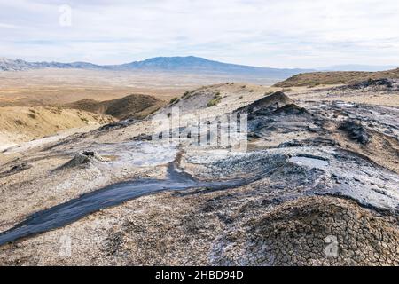 Vista panoramica dei vulcani di fango a Chacuna gestito reseve in Georgia. Luoghi misteriosi e unici nel caucaso. Foto Stock