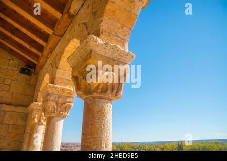 Atrio, vista ravvicinata. Chiesa di Nuestra Señora del Rivero, San Esteban de Gormaz, provincia di Soria, Castilla Leon, Spagna. Foto Stock