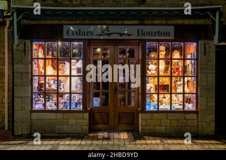 Negozio di articoli da regalo a Natale. Bourton on the Water, Cotswolds, Gloucestershire, Inghilterra Foto Stock