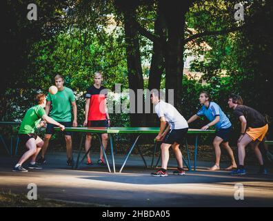 Molti giovani ragazzi intorno al tavolo da ping pong giocando a palla gae con la testa in germania Foto Stock