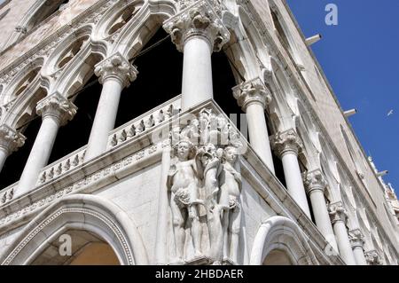 La statuetta Adam & Eve su Palazzo Ducale, Piazza San Marco, Venezia, Veneto, Italia Foto Stock