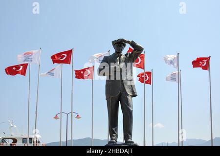 Statua di Kemal Ataturk (1° presidente della Turchia), Ataturk Meyd, Marmaris Harbour, Marmaris, penisola di Datca, provincia di Mulga, Repubblica di Türkiye Foto Stock