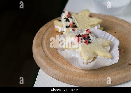 Sandwich Marshmallow decorati con cioccolato e fragole liofilizzate. Stendersi su un asse rotondo di legno. Primo piano. Foto Stock