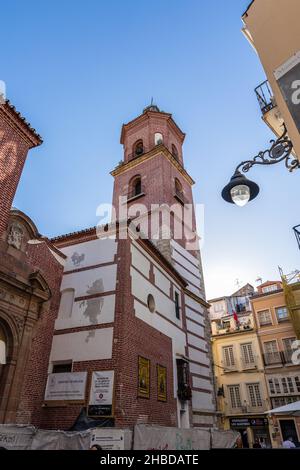 MALAGA, SPAGNA - 11 agosto 2021: L'antica torre della Chiesa dei Martiri in una mattinata di sole Foto Stock