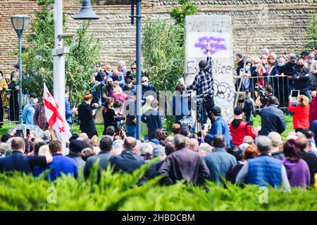 Tbilisi, Georgia - 9th aprile 2021: Giorgi Gachechiladze scrive "Dio è amore" sul segmento di muro di Berlino in Piazza Europa. Anniversario della tragedia di Tbilisi Foto Stock