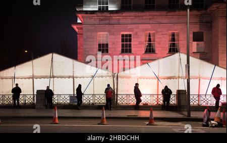 Cork, Irlanda. 19th dicembre 2021. Il primo giorno in cui più di forties potrebbe ottenere i loro colpi di richiamo Code formato a circa 6,00am su Anglesea Street, due ore prima che i jab fossero dovuti cominciare al Municipio, Cork, Irlanda. - Credit; David Creedon / Alamy Live News Foto Stock