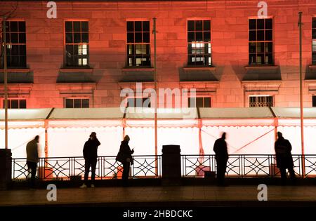 Cork, Irlanda. 19th dicembre 2021. Il primo giorno in cui più di forties potrebbe ottenere i loro colpi di richiamo Code formato a circa 6,00am su Anglesea Street, due ore prima che i jab fossero dovuti cominciare al Municipio, Cork, Irlanda. - Credit; David Creedon / Alamy Live News Foto Stock