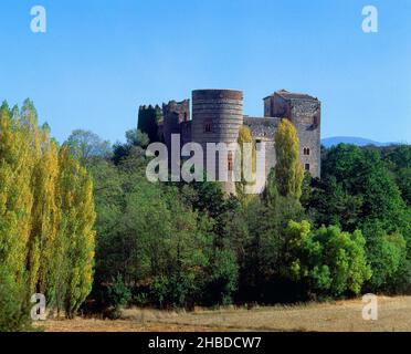 CASTILLO DE ORIGEN ARABE AMPLIADO ENTRE LOS SIGLOS XII AL XV - RESTAURADO EN EL XIX Sede: CASTILNOVO. SEPULVEDA. SEGOVIA. SPAGNA. Foto Stock