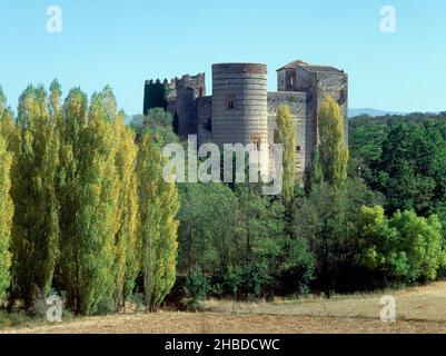 CASTILLO DE ORIGEN ARABE AMPLIADO ENTRE LOS SIGLOS XII AL XV - RESTAURADO EN EL XIX Sede: CASTILNOVO. SEPULVEDA. SEGOVIA. SPAGNA. Foto Stock