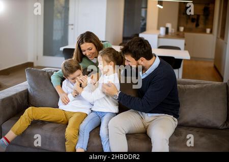 Simpatici fratelli che combattono a casa con il telecomando della TV Foto Stock