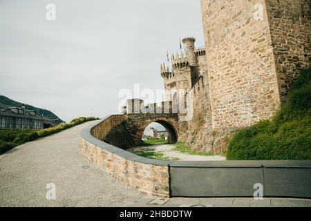 Ponferrada, Spagna - nov, 2021 il Castillo de los Templarios nel modo di San Giacomo. Foto di alta qualità Foto Stock