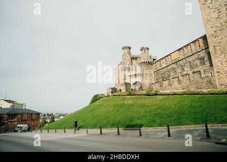 Ponferrada, Spagna - nov, 2021 il Castillo de los Templarios nel modo di San Giacomo. Foto di alta qualità Foto Stock