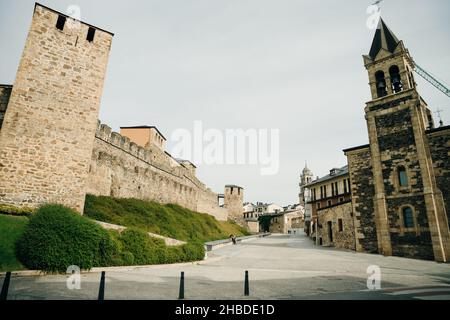 Ponferrada, Spagna - nov, 2021 il Castillo de los Templarios nel modo di San Giacomo. Foto di alta qualità Foto Stock