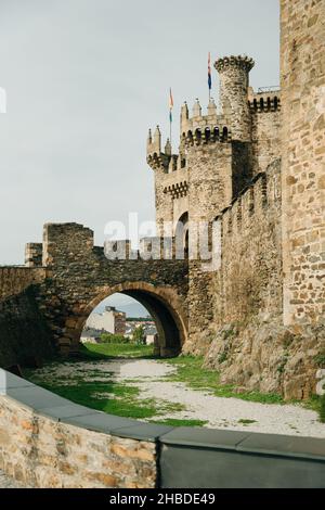 Ponferrada, Spagna - nov, 2021 il Castillo de los Templarios nel modo di San Giacomo. Foto di alta qualità Foto Stock