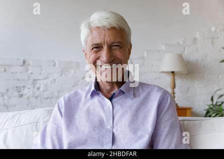 Ritratto di sorridente vecchio pensionato. Foto Stock
