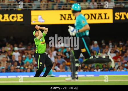 Brisbane, Australia. 19th Dic 2021. Sam Heazlett of the Brisbane Heat è catturato da Daniel Sams of the Sydney Thunder Credit: News Images /Alamy Live News Foto Stock