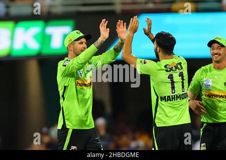 Brisbane, Australia. 19th Dic 2021. Sam Heazlett of the Brisbane Heat è catturato da Daniel Sams of the Sydney Thunder Credit: News Images /Alamy Live News Foto Stock