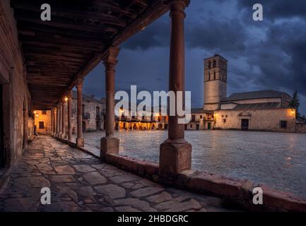 Plaza Mayor della città medievale di Pedraza, situata nella provincia di Segovia, con le tradizionali case porticate, la chiesa romanica e la città h Foto Stock