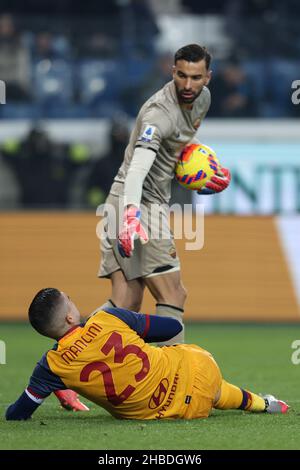 Rui Patricio (COME Roma) guarda avanti verso Gianluca Mancini (COME Roma) durante Atalanta BC vs AS Roma, partita di calcio italiana a Bergamo, Italia, dicembre 18 2021 Foto Stock