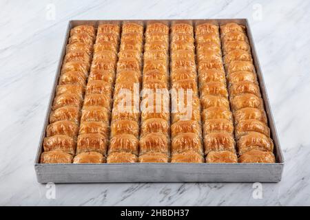 Delizioso dessert turco al pistacchio baklava. Dessert turco tradizionale antep baklava con pistacchio, ramadan o dessert vacanza in vassoio di marmo f Foto Stock