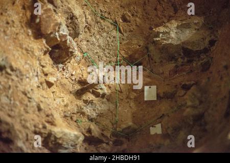 Divje Babe è un sito archeologico dove hanno trovato il più antico strumento musicale conosciuto al mondo. Foto Stock