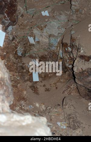 Divje Babe è un sito archeologico dove hanno trovato il più antico strumento musicale conosciuto al mondo. Foto Stock