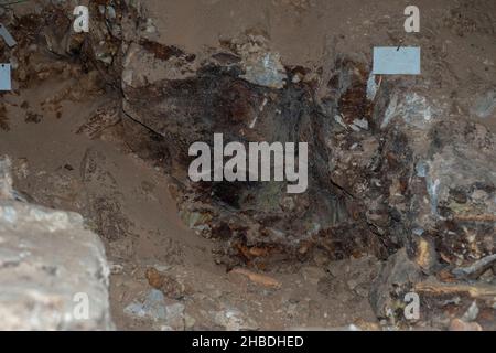 Divje Babe è un sito archeologico dove hanno trovato il più antico strumento musicale conosciuto al mondo. Foto Stock