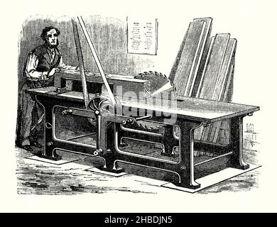 Una vecchia incisione di un lavoratore che spinge il legno attraverso una sega circolare nel 1800s. E 'da un libro vittoriano del 1890s sulle scoperte e invenzioni durante il 1800s. Qui la sega da tavolo di fabbrica è alimentata dalla potenza del vapore tramite un sistema a cinghia. Una sega circolare è una sega a motore che utilizza un disco dentato (o abrasivo) o una lama per tagliare i materiali utilizzando un movimento rotatorio che gira intorno ad un albero. Le seghe circolari sono state inventate alla fine del 18th secolo e sono state in uso comune nelle Segherie entro la metà del 1800s. Foto Stock