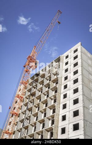 Nuovi e alti edifici e gru industriali Foto Stock