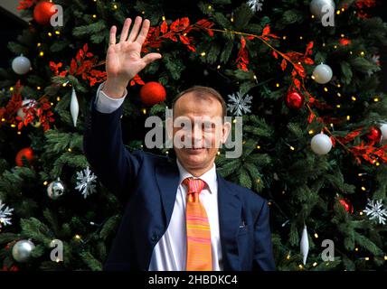 Londra, Regno Unito. 19th Dic 2021. Andrew Marr Waves Arrivederci mentre lascia la BBC Studios dopo aver presentato il suo show finale. Sta entrando a far parte della Global radio e sta scrivendo e presentando per altre aziende nel nuovo anno. Lascia la BBC dopo 21 anni, compresi 16 anni che presentano il suo spettacolo domenicale mattutino. Credit: Tommy London/Alamy Live News Foto Stock