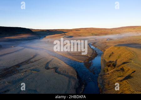 Teesdale, County Durham, Regno Unito. 19th dicembre 2021. Meteo Regno Unito. Ci sono state alcune viste spettacolari delle valli piene di nebbia mentre il sole splende sopra la nuvola in Upper Teesdale oggi. Credit: David Forster/Alamy Live News Foto Stock