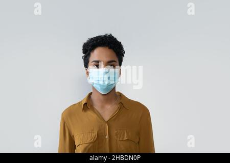 Ritratto di seria giovane afroamericana donna in maschera facciale. Foto Stock
