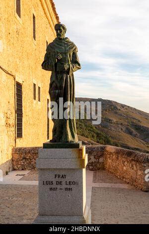 Scultura in bronzo di Fray Luis de Leon 1527-1591, di Javier Barrios, Cuenca, Castille la Mancha, Spagna Foto Stock