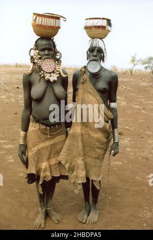 Mursi Tribe Donna che indossa le piastre con labbro Foto Stock