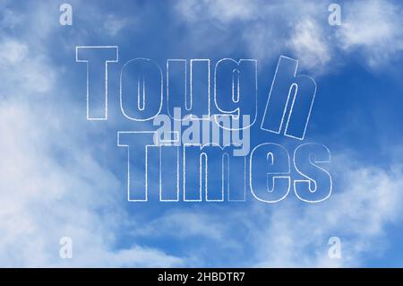 Parola "tempi duri" dalle nuvole nel cielo blu Foto Stock