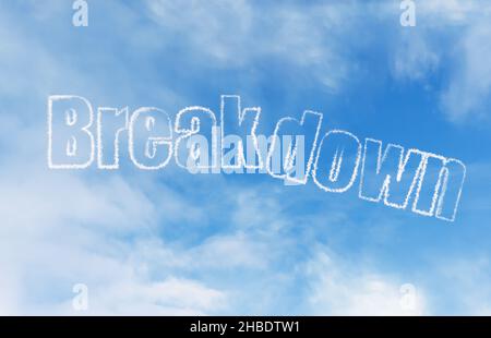 Parola 'Breakdown' dalle nuvole nel cielo blu. Foto Stock