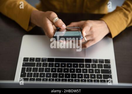Sopra in alto vedere giovane donna utilizzando il cellulare. Foto Stock