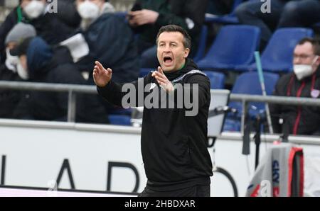 Hannover, Germania. 19th Dic 2021. Calcio: 2nd Bundesliga, giorno di incontro 18: Hannover 96 - Werder Brema all'HDI Arena. Il coach di Hannover Christoph Dabrowski si ritrae a margine. Credit: Daniel Reinhardt/dpa - NOTA IMPORTANTE: In conformità con le norme del DFL Deutsche Fußball Liga e/o del DFB Deutscher Fußball-Bund, è vietato utilizzare o utilizzare fotografie scattate nello stadio e/o del match sotto forma di immagini di sequenza e/o serie di foto video-simili./dpa/Alamy Live News Foto Stock