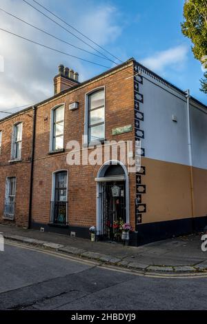 DUBLINO, IRLANDA - 03 novembre 2021: Un'immagine verticale di un edificio di appartamenti a due piani con un'accogliente entrata a Dublino, Irlanda Foto Stock
