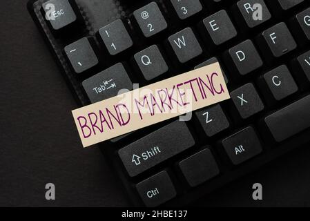 Scrittura di testo visualizzazione Brand Marketing. Concetto che significa la pratica di avvicinare i clienti per costruire un'immagine migliore creazione di commenti sui social media Foto Stock