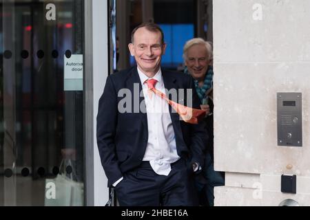 Londra, Regno Unito. 19th dicembre 2021. Il presentatore televisivo Andrew Marr lascia la BBC Broadcasting House nel centro di Londra dopo aver presentato il suo programma politico domenica mattina per l'ultima volta, dopo 16 anni nel ruolo. Credit: Wiktor Szymanowicz/Alamy Live News Foto Stock