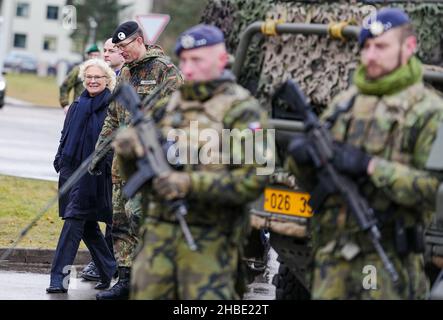 Rukla, Lituania. 19th Dic 2021. Christine Lambrecht (SPD), ministro federale della difesa, visita i soldati dell'unità di combattimento della NATO in Lituania. Il politico SPD sta facendo il suo primo viaggio all'estero nel nuovo ufficio prima di Natale. Credit: Kay Nietfeld/dpa/Alamy Live News Foto Stock