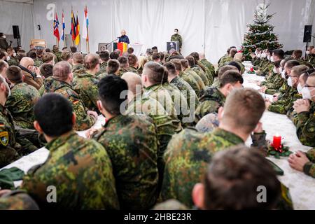 Rukla, Lituania. 19th Dic 2021. Christine Lambrecht (SPD), ministro federale della difesa, parla ai soldati tedeschi dell'unità di combattimento della NATO in Lituania. Il politico SPD sta facendo il suo primo viaggio all'estero nel nuovo ufficio prima di Natale. Credit: Kay Nietfeld/dpa/Alamy Live News Foto Stock