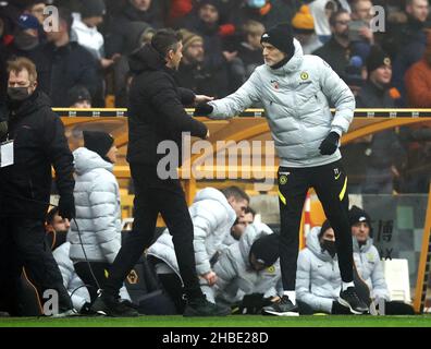 Wolverhampton, Inghilterra, 19th dicembre 2021. Bruno Lage manager di Wolverhampton Wanderers saluta Thomas Tuchel manager di Chelsea durante la partita della Premier League a Molineux, Wolverhampton. Il credito dovrebbe essere: Darren Staples / Sportimage Foto Stock