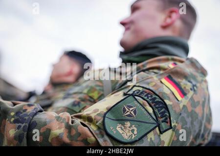 Rukla, Lituania. 19th Dic 2021. Un soldato tedesco dell'unità di combattimento della NATO a Rukla attende il ministro della Difesa. Il politico SPD sta facendo il suo primo viaggio all'estero nel nuovo ufficio prima di Natale. Credit: Kay Nietfeld/dpa/Alamy Live News Foto Stock